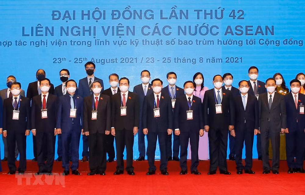 AIPA 42: Parlamentos de Laos e Indonesia llaman a fomentar cooperación intrabloque ảnh 1