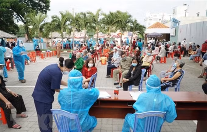 Ciudad Ho Chi Minh instruye sobre cuidado a pacientes de COVID-19 en aislamiento domiciliario ảnh 1