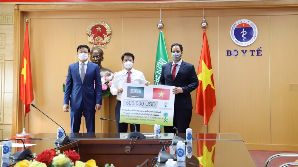 Arabia Saudita dona equipos médicos a Vietnam para combatir el COVID-19 ảnh 1
