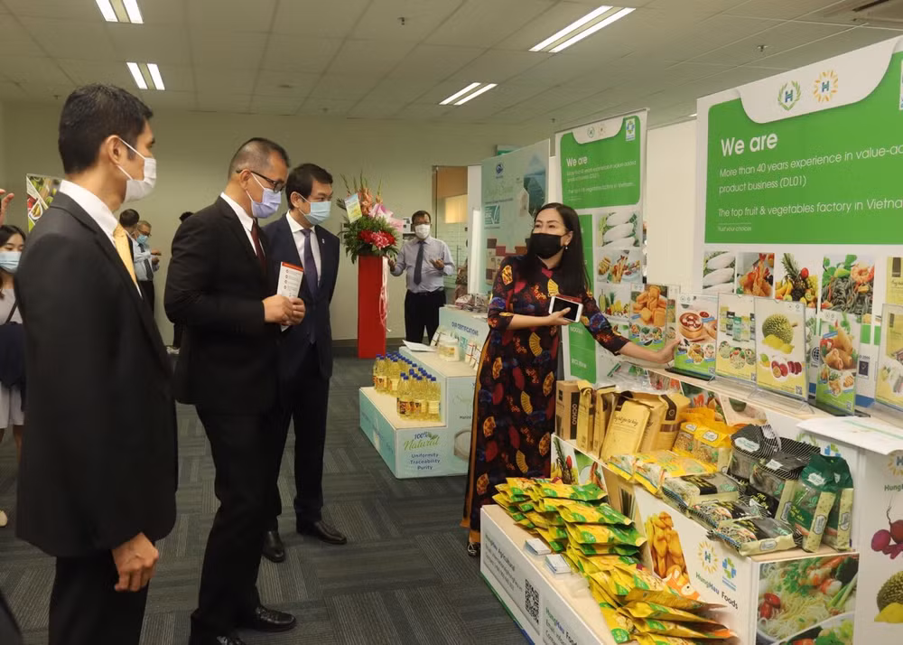 Efectúan exhibición híbrida sobre productos y alimentos procesados de Vietnam en Singapur ảnh 1