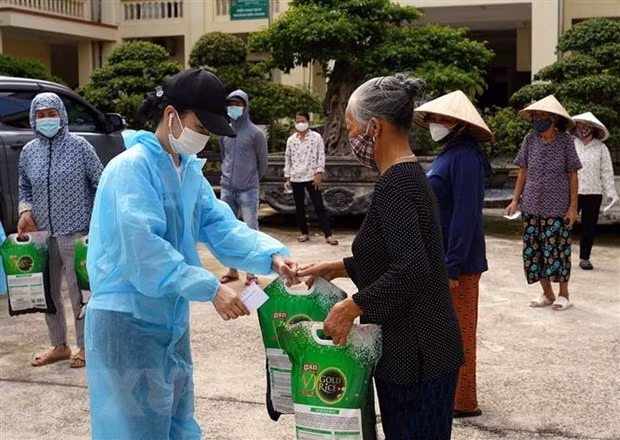 Residentes en Hanoi refuerzan combate contra el COVID-19 ảnh 1