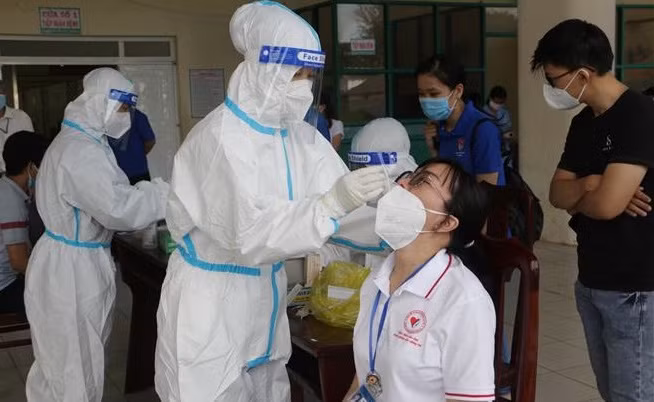 Hanoi agiliza realización de pruebas rápidas del COVID-19 en áreas de alto riesgo ảnh 1 Hanoi agiliza realización de pruebas rápidas del COVID-19 en áreas de alto riesgo ảnh 1