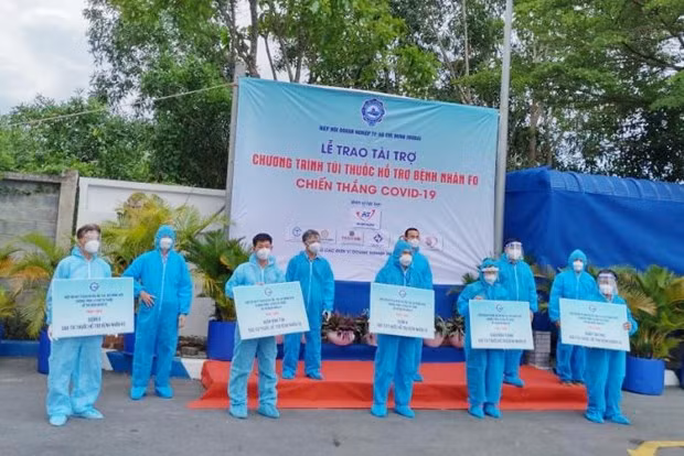 Entregan bolsas de medicamentos a pacientes del COVID-19 en Ciudad Ho Chi Minh ảnh 1