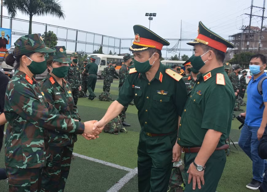 Despliegan fuerza médica para respaldar el combate contra COVID-19 en el Sur ảnh 1