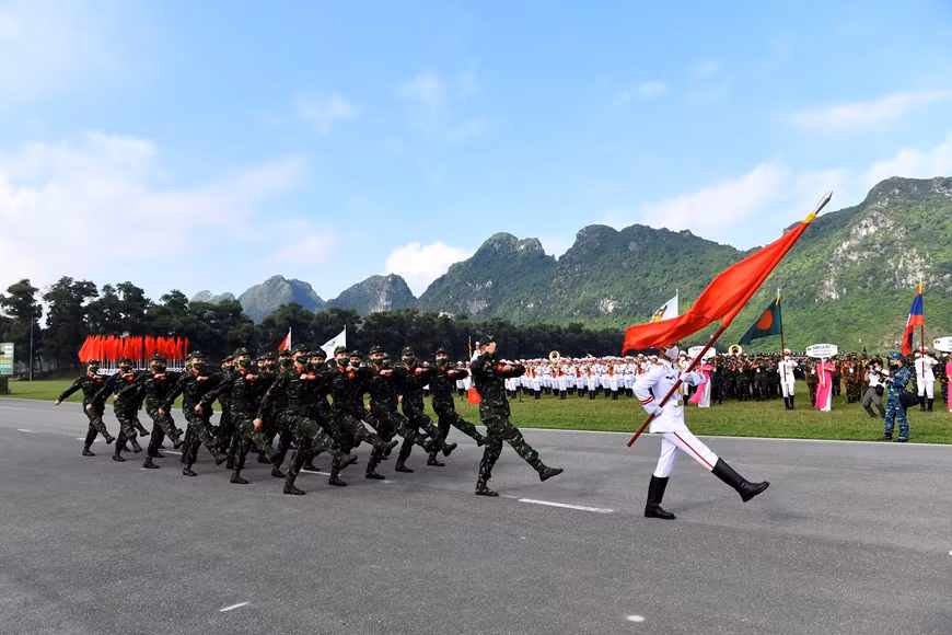 Army Games 2021: Inauguran concursos "Frontera de francotirador" y "Zona de emergencia" en Vietnam ảnh 1