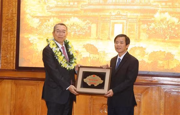 Médico japonés recibe título de “Ciudadano honorario de la provincia de Thua Thien-Hue” ảnh 1