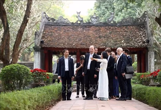 Amplias actividades de presidente del Parlamento finlandés en Hanoi y Bac Ninh ảnh 1
