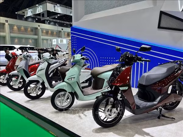 VinFast presenta una gama completa de vehículos eléctricos en feria de Bangkok ảnh 2