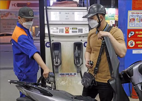 Reducen precios de combustible en Vietnam ảnh 1