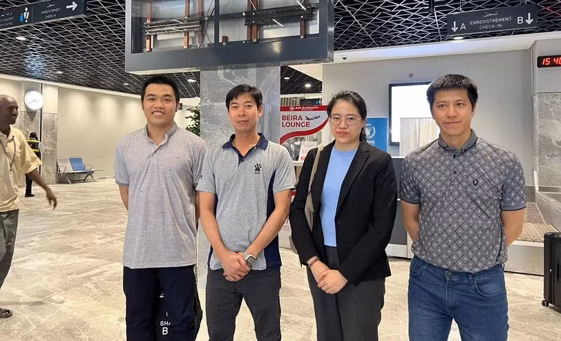 Tripulantes vietnamitas víctimas de ataque en Mar Rojo regresan al país ảnh 1