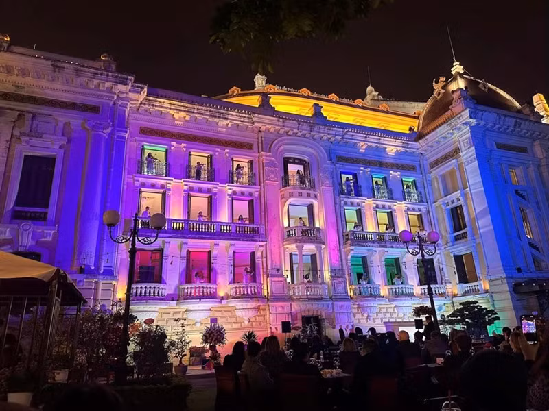 Fascinantes espectáculos nocturnos en Gran Teatro de Ópera de Hanoi atraen a turistas ảnh 1 Fascinantes espectáculos nocturnos en Gran Teatro de Ópera de Hanoi atraen a turistas ảnh 1