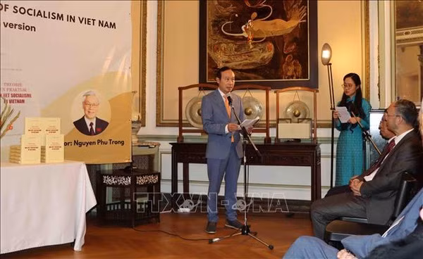 Amigos internacionales aprecian libro del secretario general Nguyen Phu Trong ảnh 2