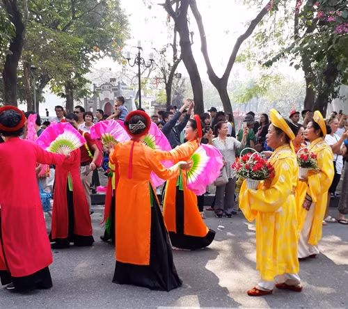 Ao dai: vietnamitas siguen la moda pero mantienen las raíces ảnh 6 Ao dai: vietnamitas siguen la moda pero mantienen las raíces ảnh 6