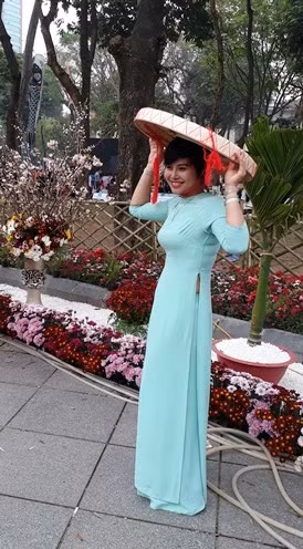 Ao dai: vietnamitas siguen la moda pero mantienen las raíces ảnh 9 Ao dai: vietnamitas siguen la moda pero mantienen las raíces ảnh 9