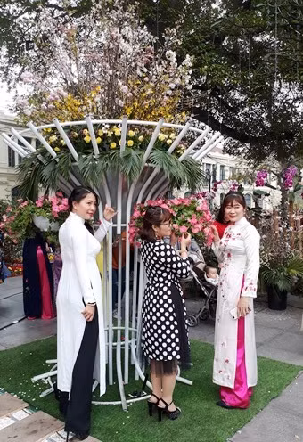 Ao dai: vietnamitas siguen la moda pero mantienen las raíces ảnh 4 Ao dai: vietnamitas siguen la moda pero mantienen las raíces ảnh 4