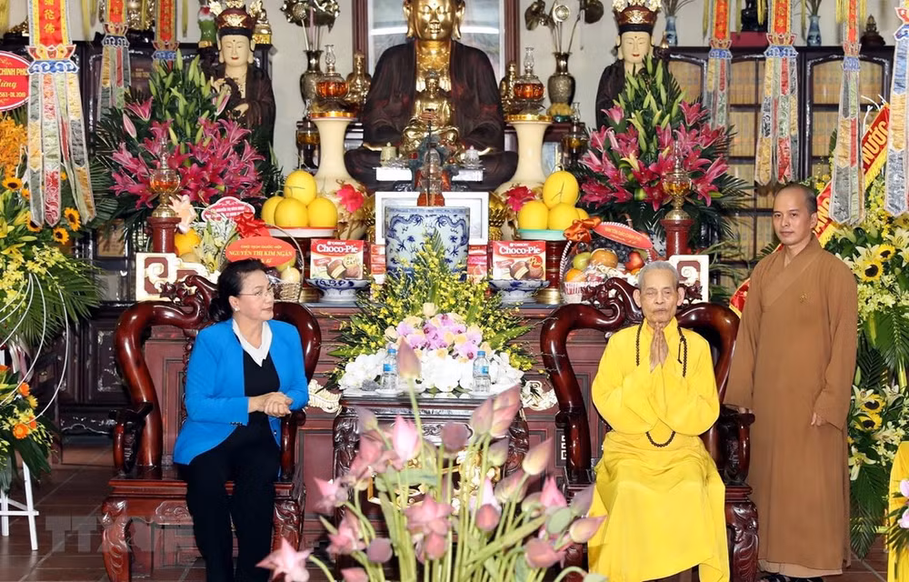 Presidenta del Parlamento visita a patriarca supremo de Sangha Budista de Vietnam ảnh 1