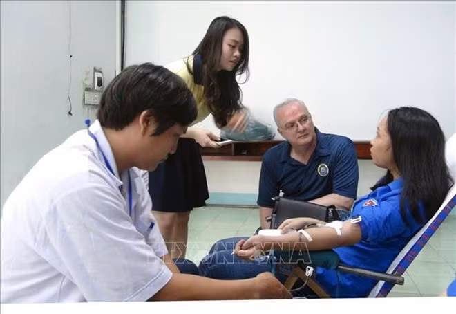 Participan médicos estadounidenses en programa de donación de sangre en Vietnam ảnh 1