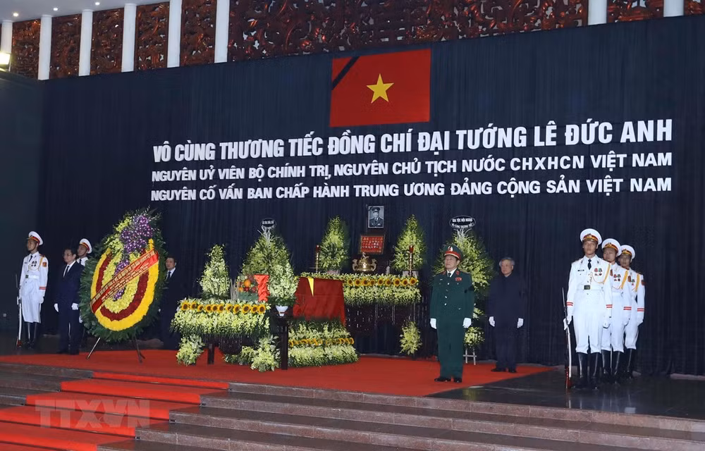 Rinden en Vietnam homenaje póstumo al expresidente Le Duc Anh ảnh 1 Rinden en Vietnam homenaje póstumo al expresidente Le Duc Anh ảnh 1