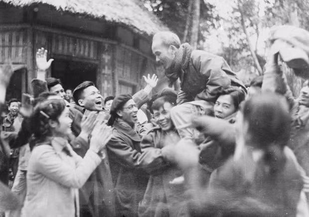 Inauguran en Vietnam nueva muestra fotográfica sobre obra revolucionaria del presidente Ho Chi Minh ảnh 1