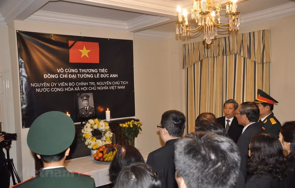 Rinden amigos internacionales tributo póstumo al expresidente vietnamita Le Duc Anh ảnh 1 Rinden amigos internacionales tributo póstumo al expresidente vietnamita Le Duc Anh ảnh 1
