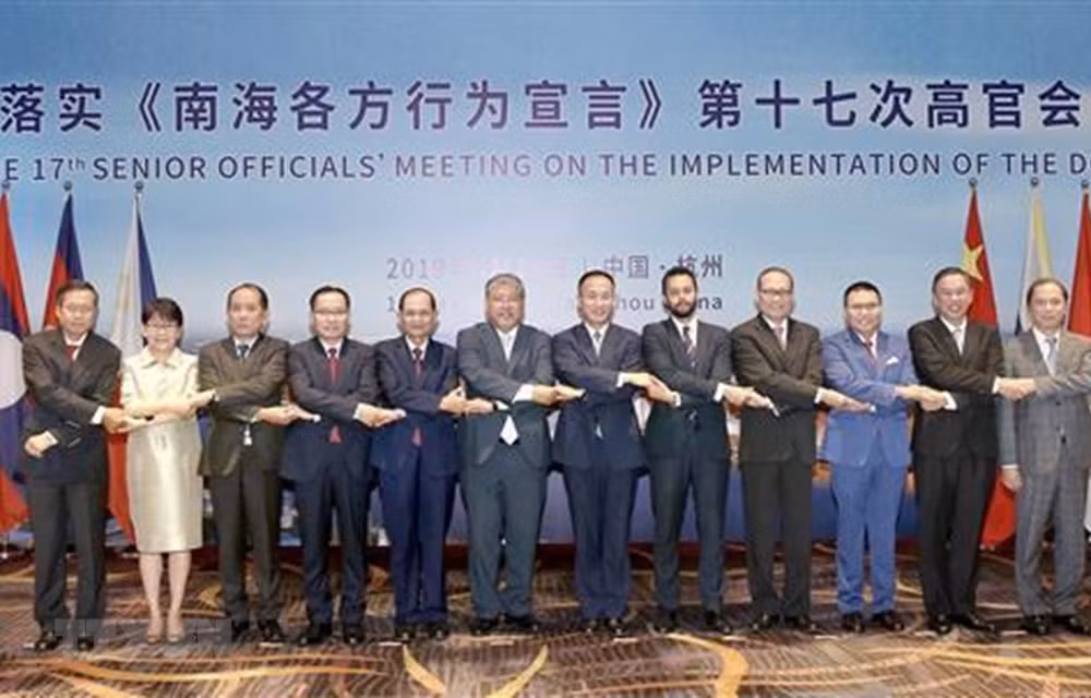 Altos funcionarios de ASEAN y China debaten la implementación del DOC ảnh 1