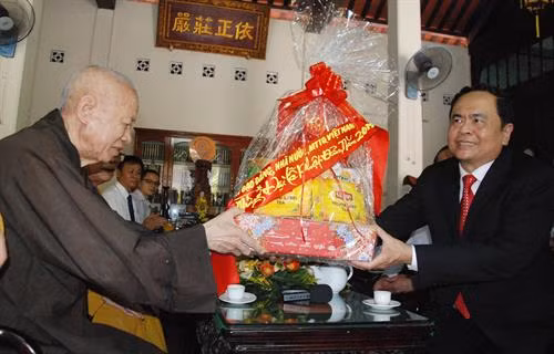 Felicita dirigente vietnamita a budistas por el Día de Vesak ảnh 1