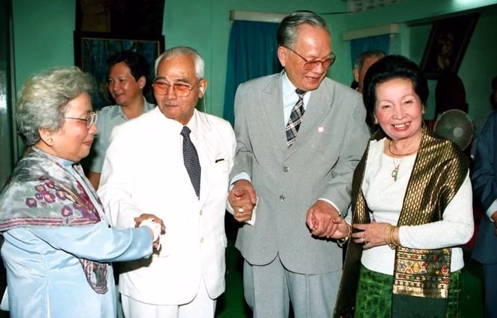 Embajada de Vietnam en Laos abre libro de condolencias por el deceso del expresidente Le Duc Anh ảnh 1