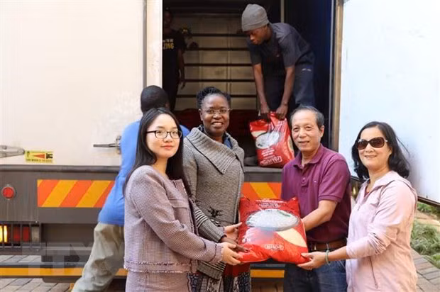 Vietnamitas en Sudáfrica asisten a víctimas de inundaciones en Zimbabue ảnh 1 Vietnamitas en Sudáfrica asisten a víctimas de inundaciones en Zimbabue ảnh 1