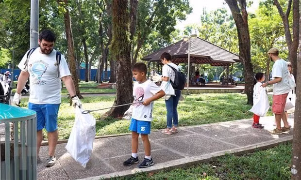 Premier vietnamita llama a resolver contaminación por plásticos ảnh 1