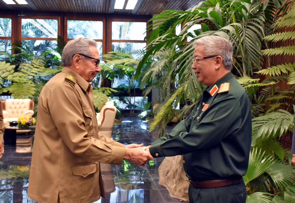 Aboga Raúl Castro por recopilar la historia de la cooperación militar entre Vietnam y Cuba ảnh 1