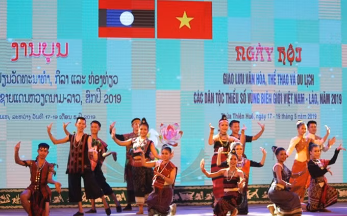Efectúan intercambio cultural entre minorías étnicas en provincias fronterizas de Vietnam y Laos ảnh 1