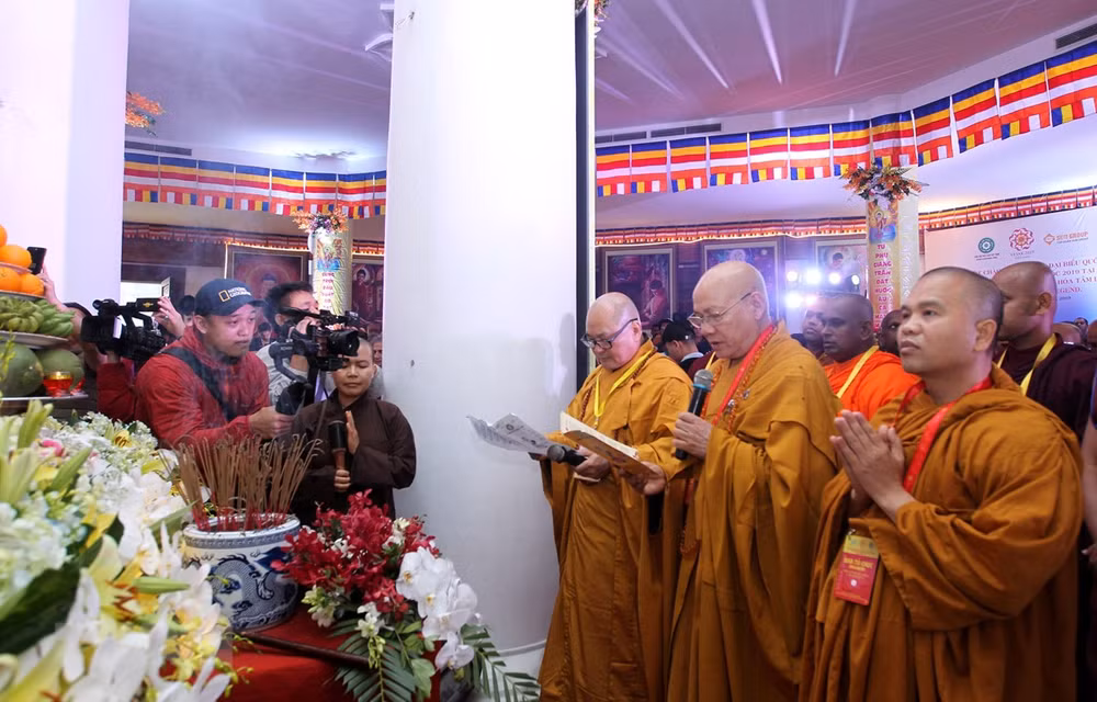 Asisten delegados internacionales al Dia de Vesak en Vietnam a acto de oración por la paz ảnh 1