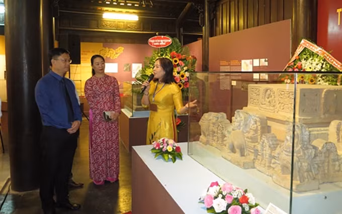 Efectúan exhibición por 60 aniversario del hermanamiento de Hanoi-Hue-Saigón ảnh 1