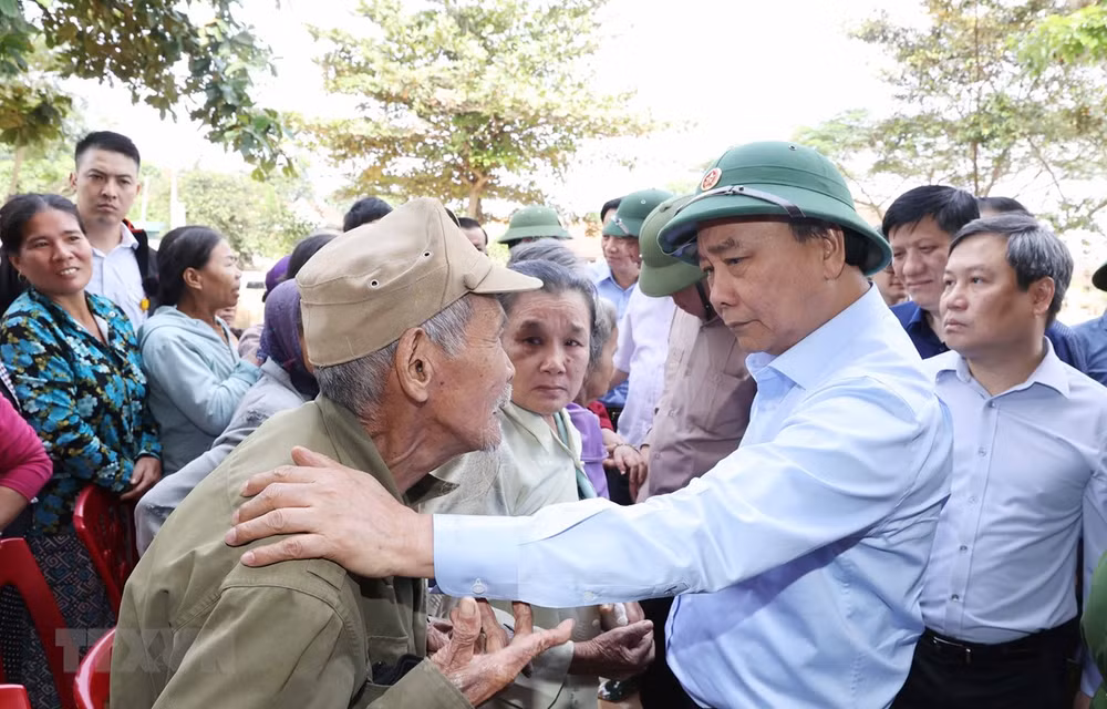 Premier de Vietnam inspecciona labores para superar consecuencias de riadas en el Centro ảnh 1