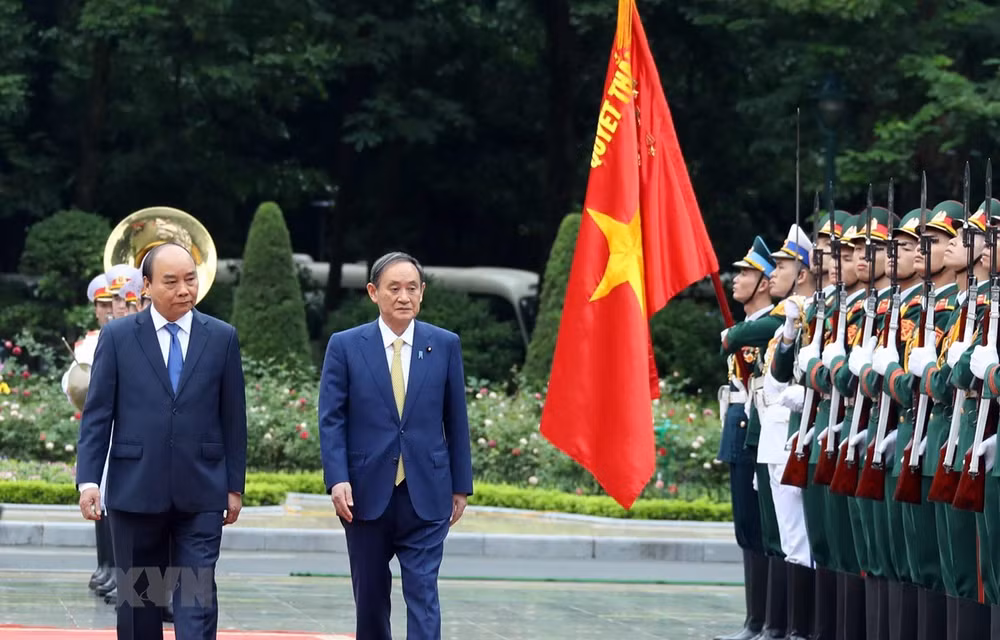 Medios japoneses destacan importancia del viaje del premier Suga Yoshihide a Vietnam ảnh 1