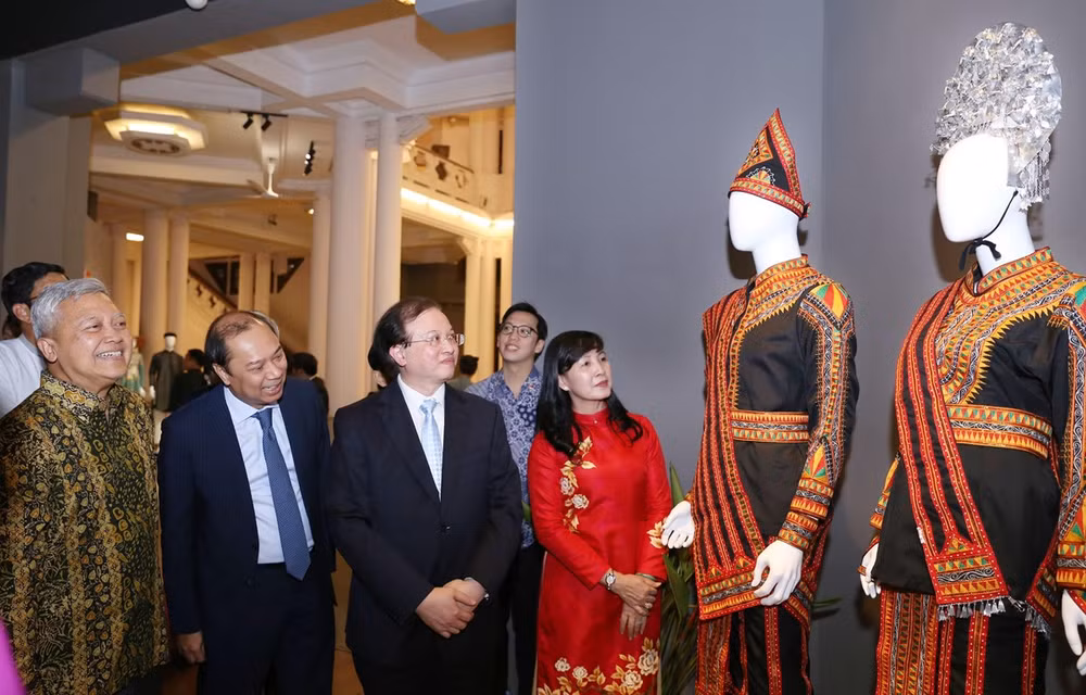 Países de la ASEAN presentan trajes tradicionales en Hanoi ảnh 1 Países de la ASEAN presentan trajes tradicionales en Hanoi ảnh 1
