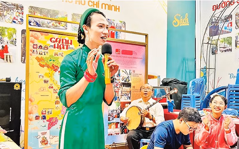 Buscan acercar artes tradicionales a jóvenes vietnamitas ảnh 1