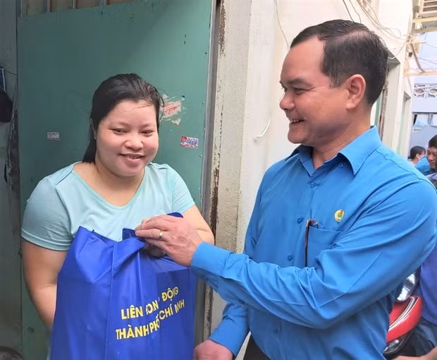 Apoyan a trabajadores afectados por el COVID-19 en Ciudad Ho Chi Minh ảnh 1