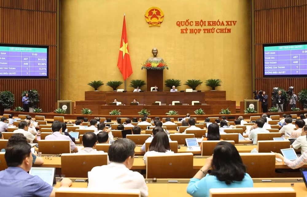 Parlamento de Vietnam aprueba enmiendas de Ley de promulgación de documentos normativos ảnh 1
