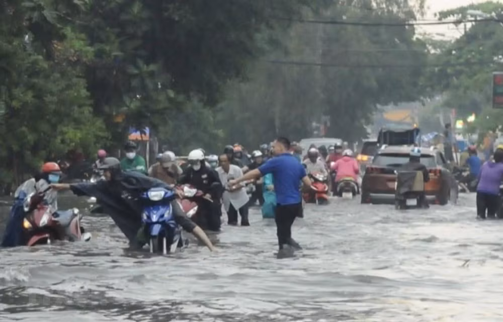 Reporta Ciudad Ho Chi Minh un muerto por lluvias y tormentas eléctricas ảnh 1 Reporta Ciudad Ho Chi Minh un muerto por lluvias y tormentas eléctricas ảnh 1