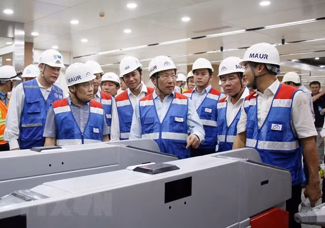 Inspeccionan construcción del proyecto del metro Ben Thanh-Suoi Tien en Ciudad Ho Chi Minh ảnh 1