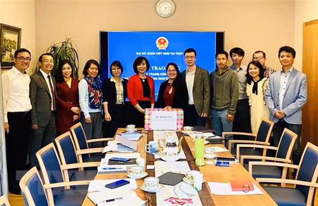 Gobierno de Vietnam ofrece mascarillas sanitarias a coterráneos en Suiza ảnh 1