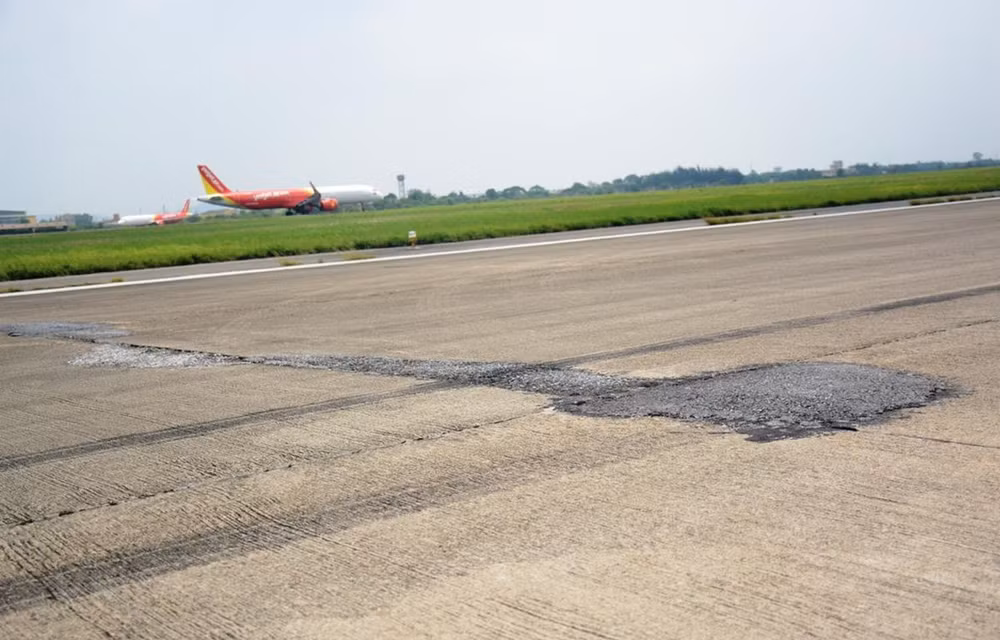 Inician obras de mejoramiento de pistas de aeropuertos Noi Bai y Tan Son Nhat ảnh 1
