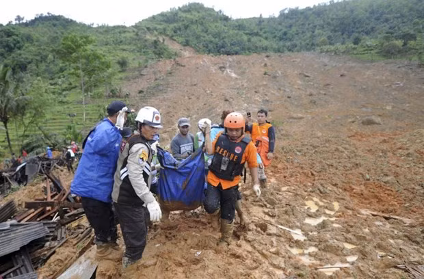 Diez muertes por deslizamientos de tierra en Indonesia ảnh 1