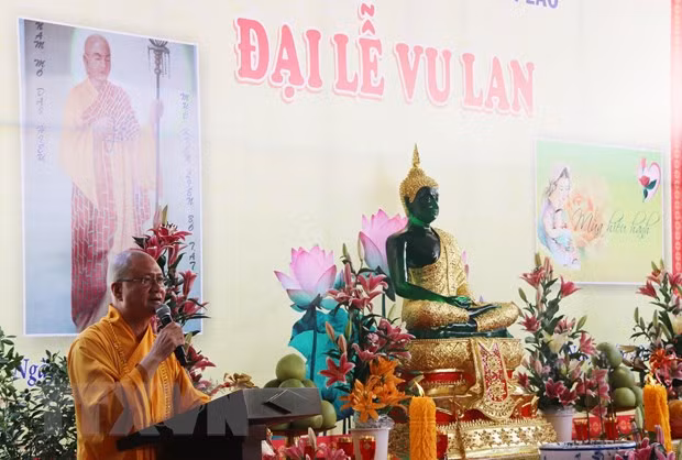 Celebran ceremonia budista de Vu Lan para seguidores de origen vietnamita en Laos ảnh 1
