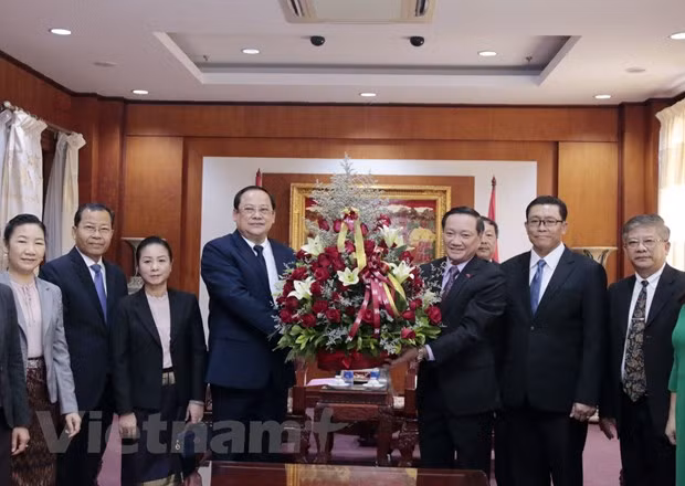 Felicitan dirigentes laosianos a Vietnam por 75 aniversario de su independencia ảnh 1