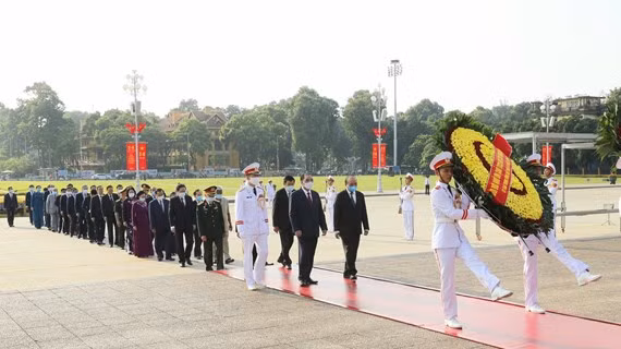 Dirigentes vietnamitas rinden homenaje al Presidente Ho Chi Minh ảnh 1