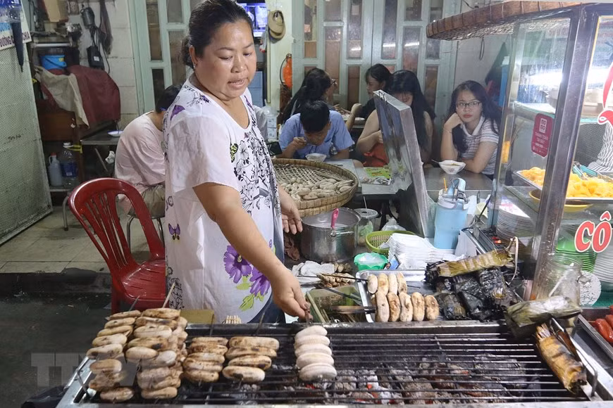 Negocio de comidas callejeras en línea florece en medio del COVID-19 ảnh 1