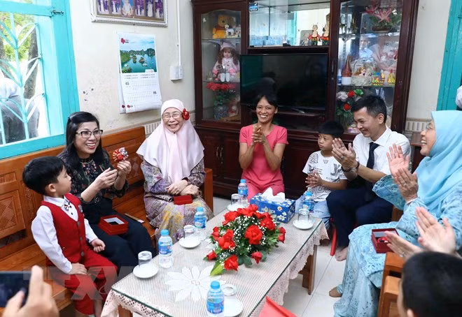 Cónyuges de premieres vietnamitas y malasios visitan Aldea Infantil SOS en Hanoi ảnh 3