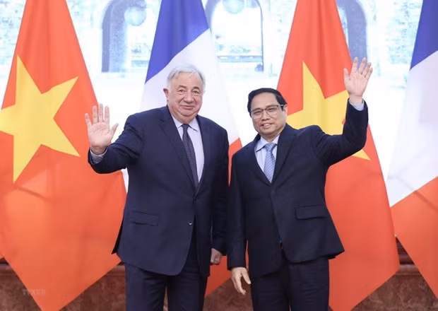 Dirigentes vietnamitas felicitan a Francia por Día Nacional ảnh 1